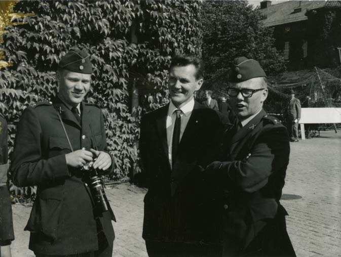 Hilding står med sin ena son och ytterligare en ung man iförda militära uniformer.