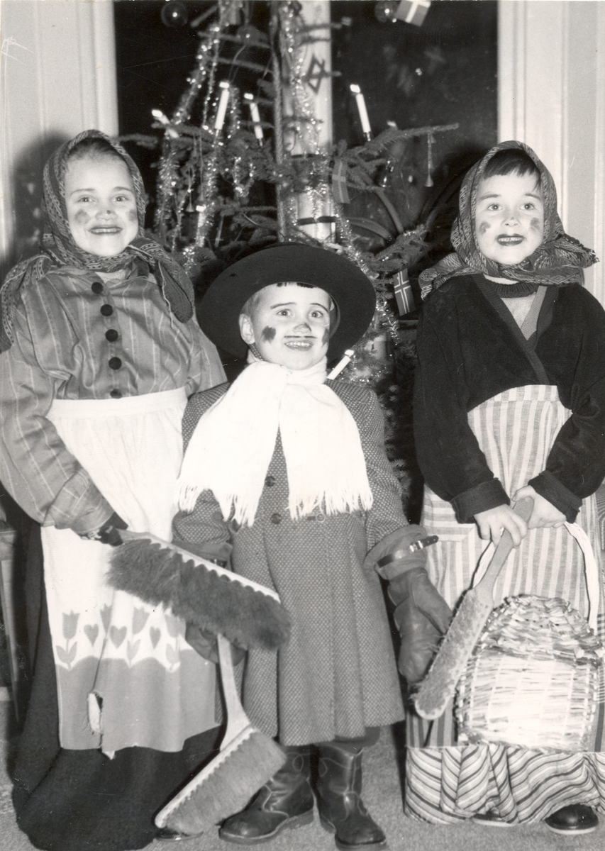 Sopkärringar sopar ut julen tjugonde dag Knut. Emmaboda 1957.