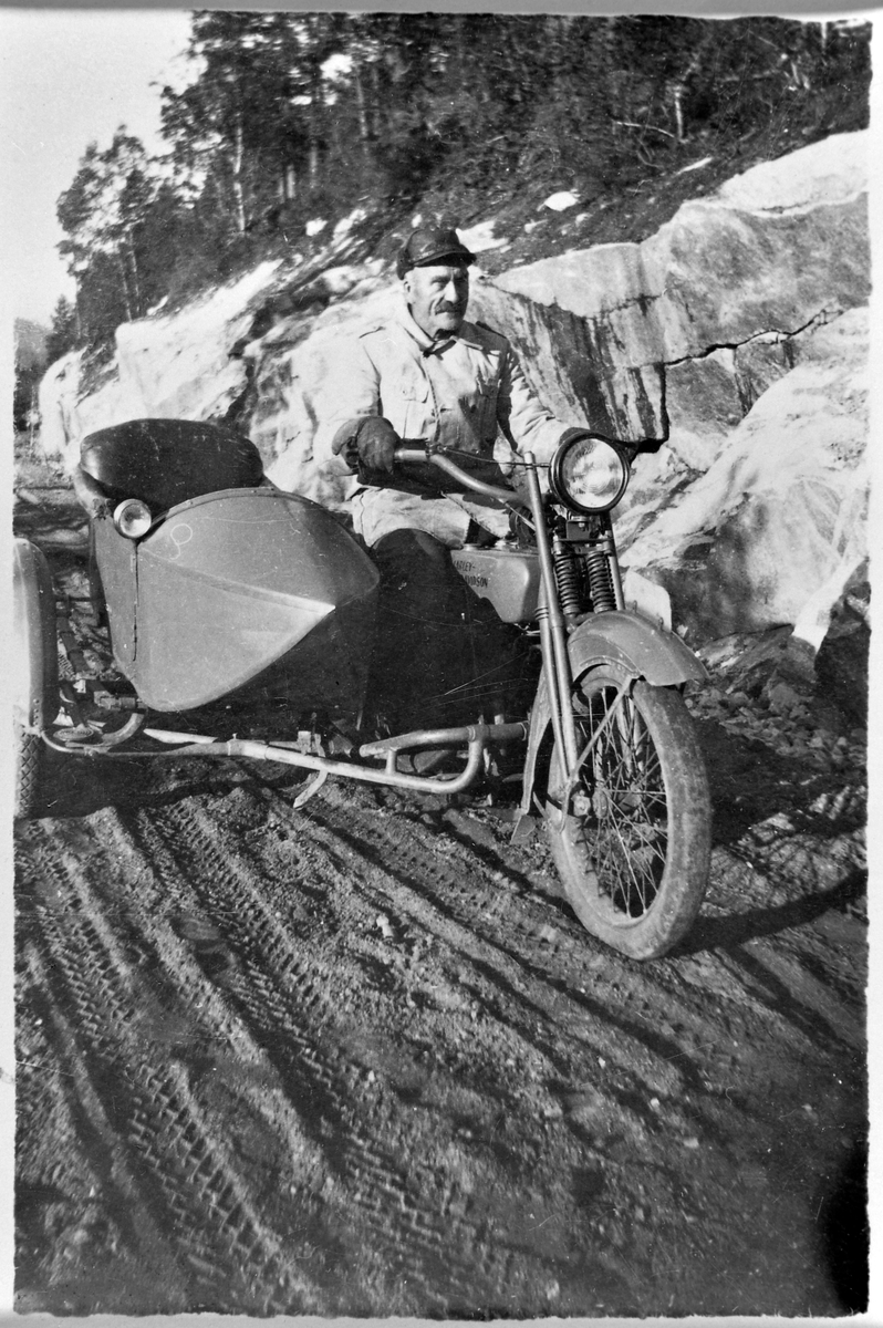 Oppsynsmann John Hoel på motorsykkel med sidevogn i Søvassdalen
