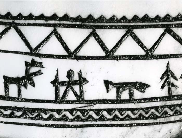Detalj av mönster på föremål av ben, tillverkat av den samiske konstnären och slöjdaren Lars Pirak från Jokkmokk.