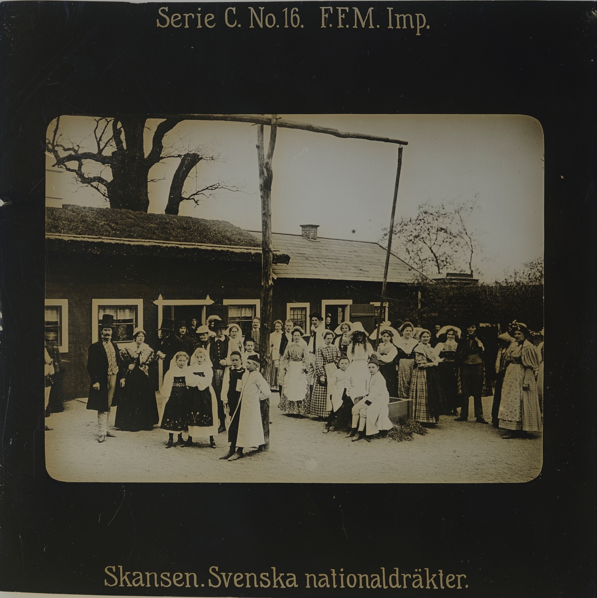 Personer på Skansen klädda i bland annat olika svenska folkdräkter men även andra modedräkter.