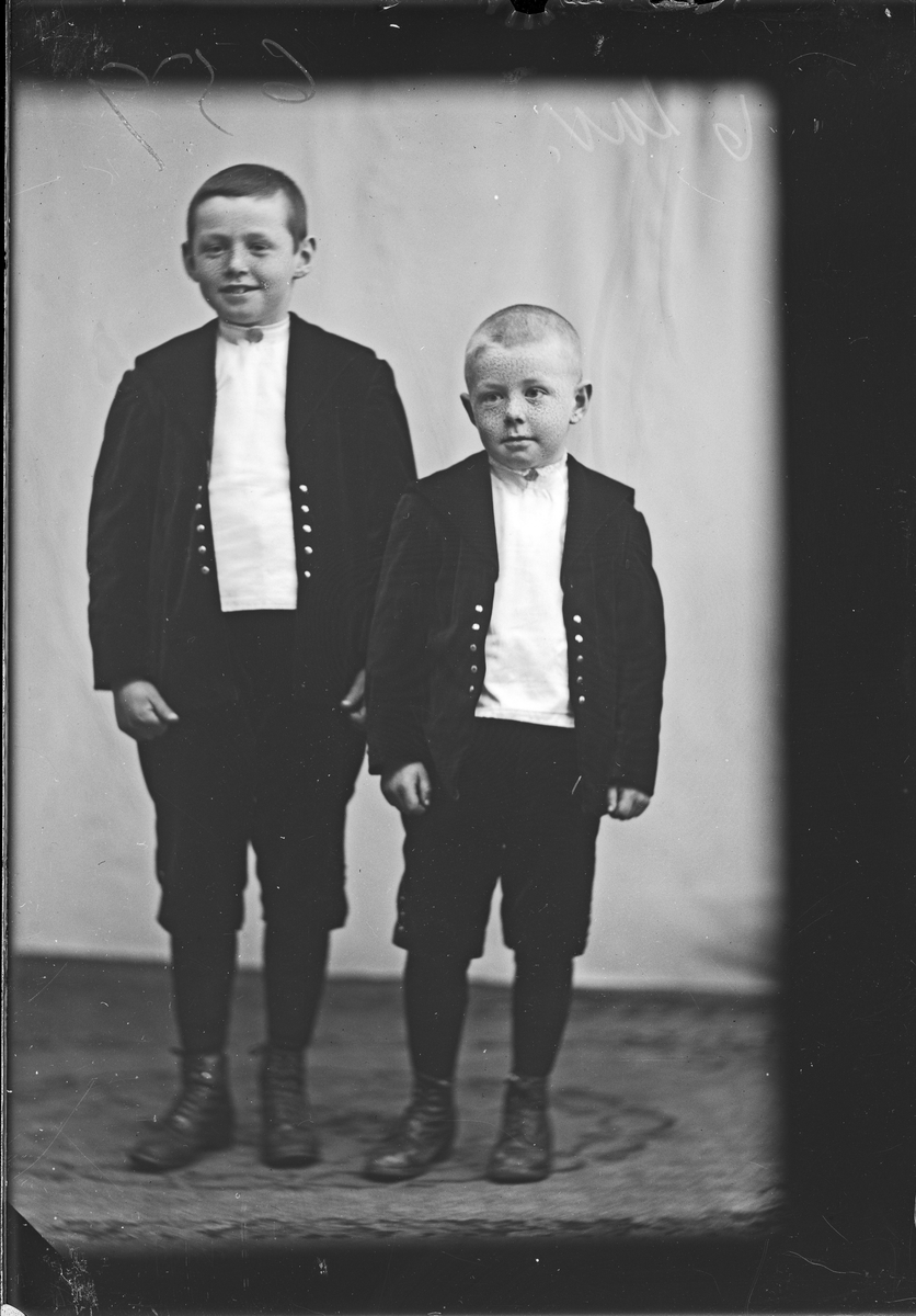 Portrett av barna Sverre og Harald Jansen.
