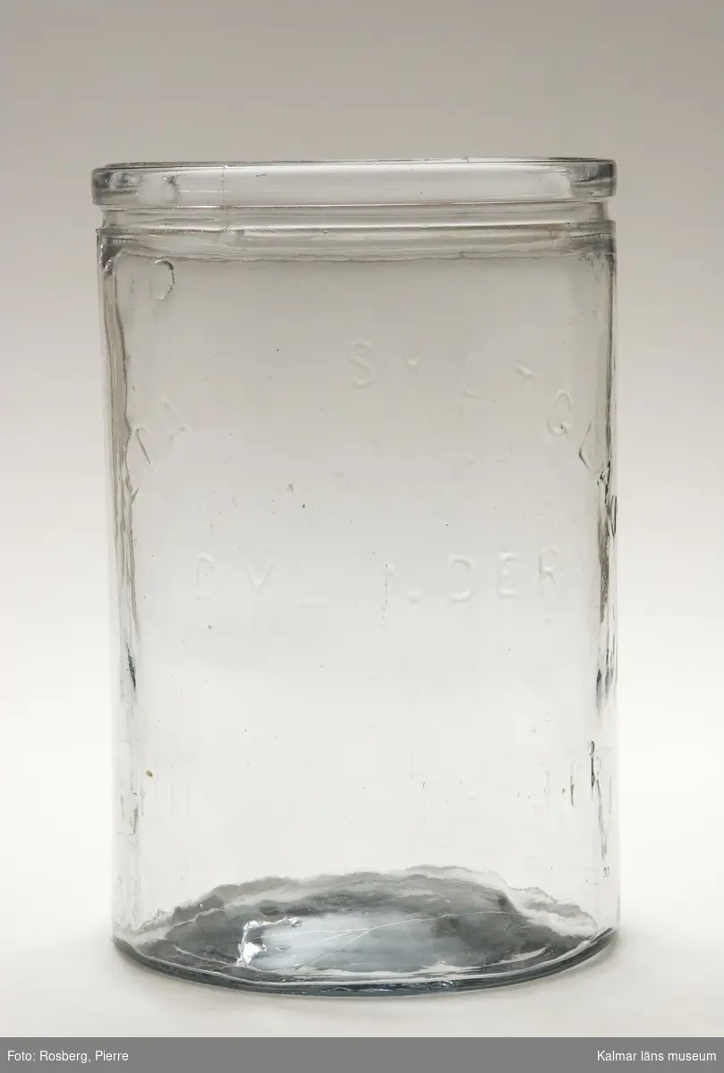 KLM 39736:3. Konservglas, av glas. Konserveringsburk. För konservering och förvaring av sylt. Glasburken försedd med text: Eda Syltglas.