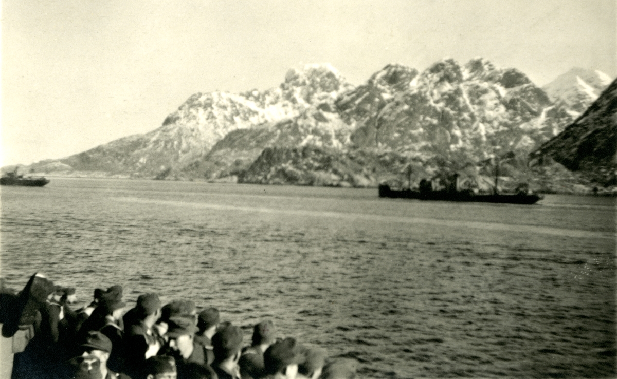 To tyske krigsskip i norsk fjord under 2. verdenskrig