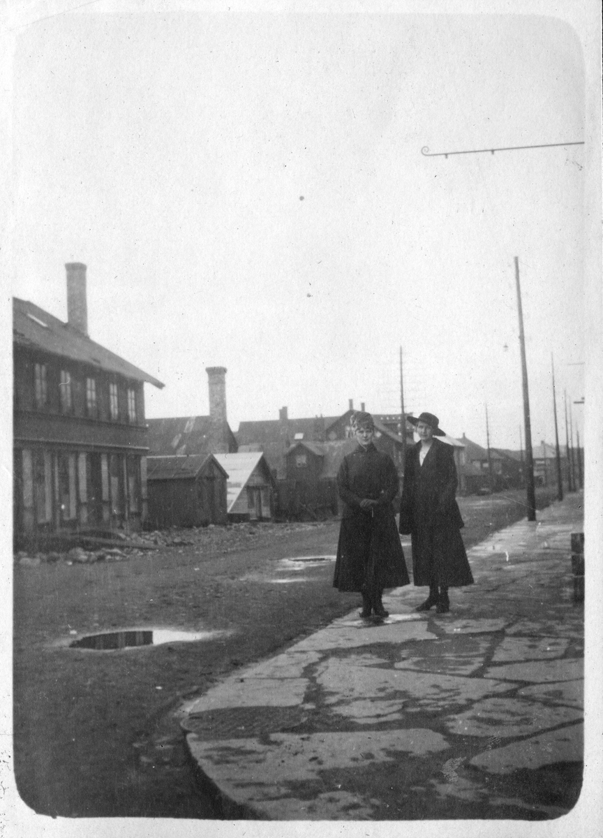 Ragnhild Gundersen og Fru Solveig Gran fotografert i Strandgata i Vardø, 1916.
