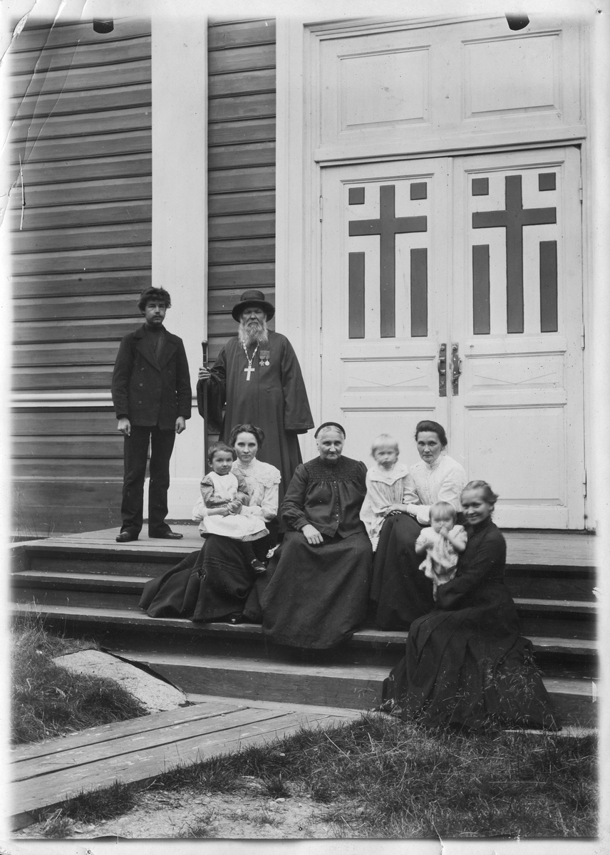 "På trappen til kirken i Boris Gleb, Prestefamilien 1910"