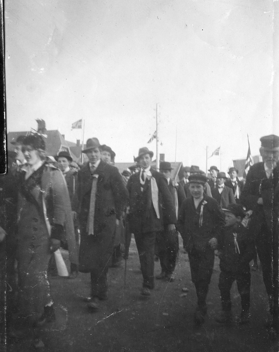17 mai i Vardø, 1918. Ragnhild Gundersen kan sees i venstre billedkant.