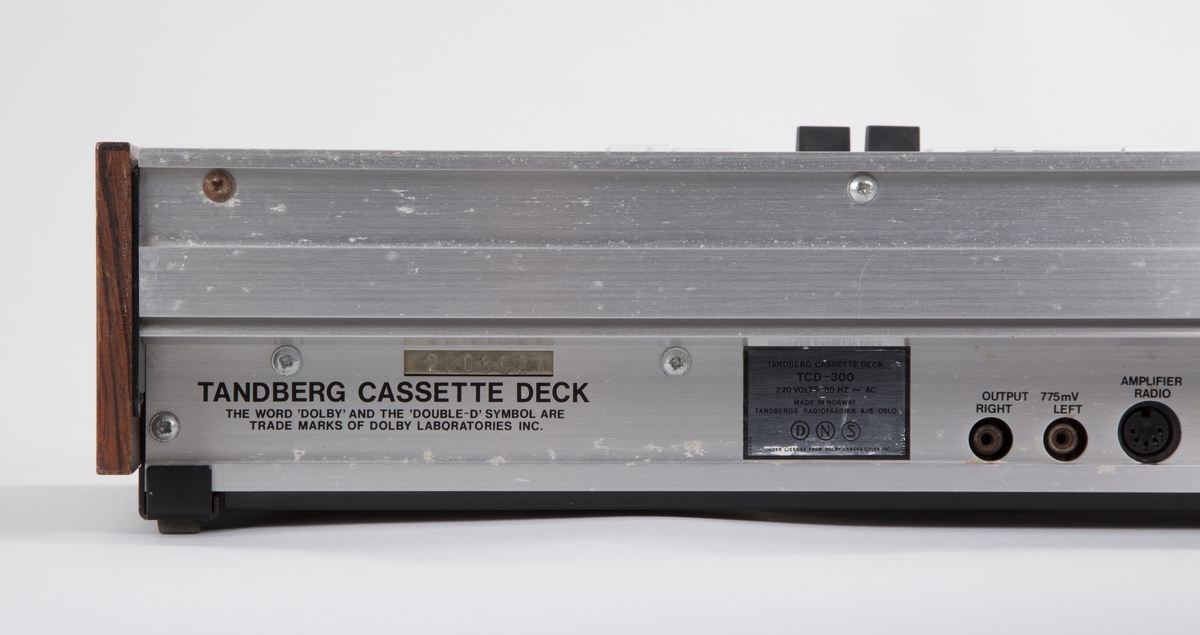 Kassettbåndopptaker med Dolby støyreduksjon og tre motorer. Kabinett av aluminium og teak. Mikrofon-, radio- og linjeinngang. Ingen høyttaler.