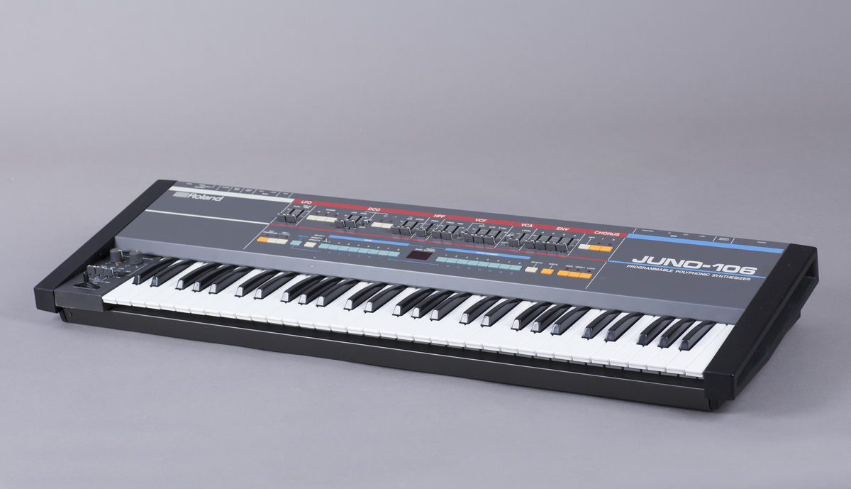Hybrid polyfon synthesizer med analoge funksjoner og MIDI. Seks stemmer kan spilles av samtidig, 61 tangenter. 1 DCO (digitally controlled oscillator) pr stemme. Innebygd chorus.