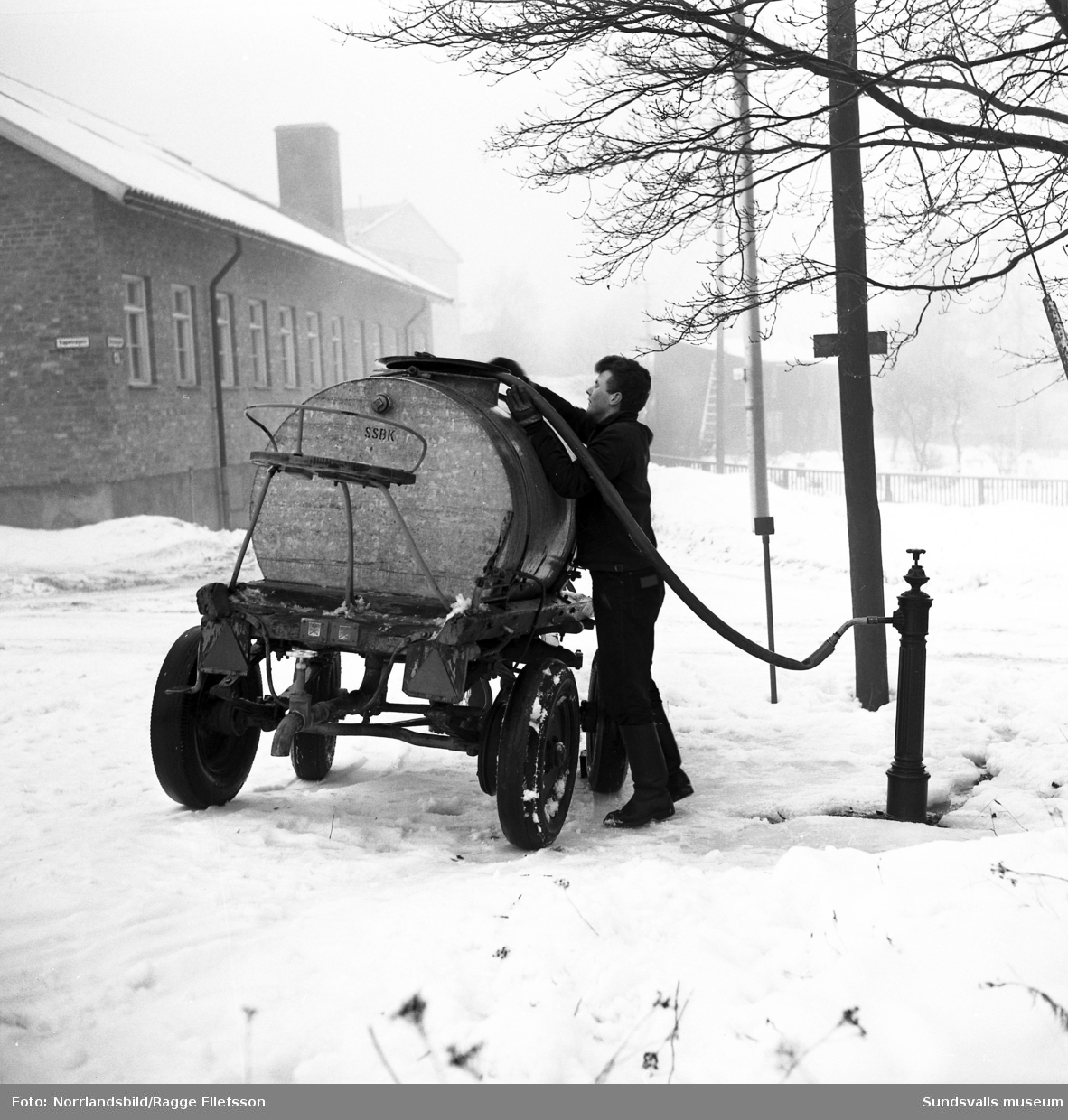 Lennart Sundberg och travstoet Huldra såg till att invånarna vid Kumo och Fläsian fick färskvatten en januaridag 1962. Påfyllning av tanken gjordes från en vattenpost invid andelstvätten i Skönsmon (senare Centraltvätten).
