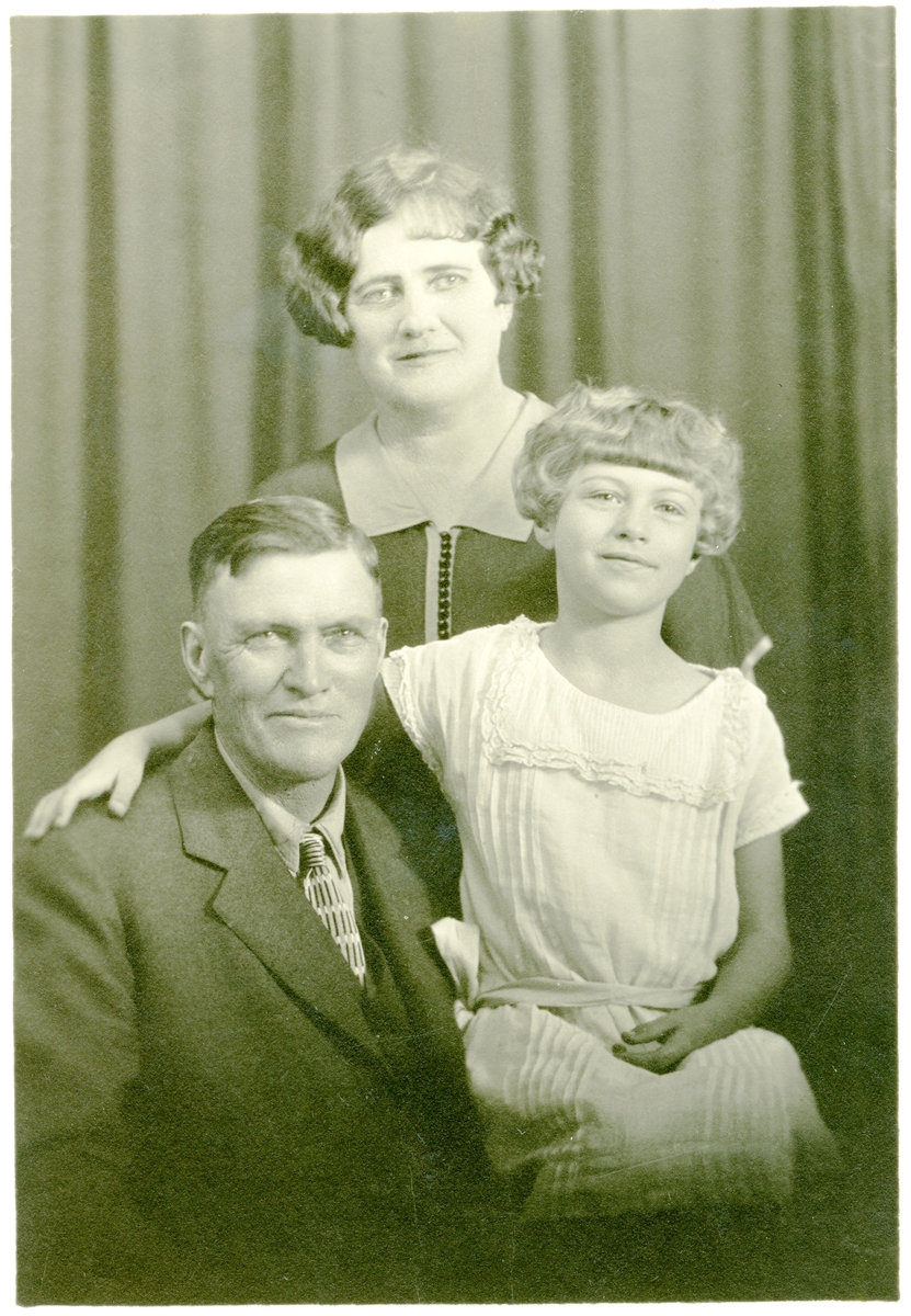 Thomas Wold med kone og barnebarn.
