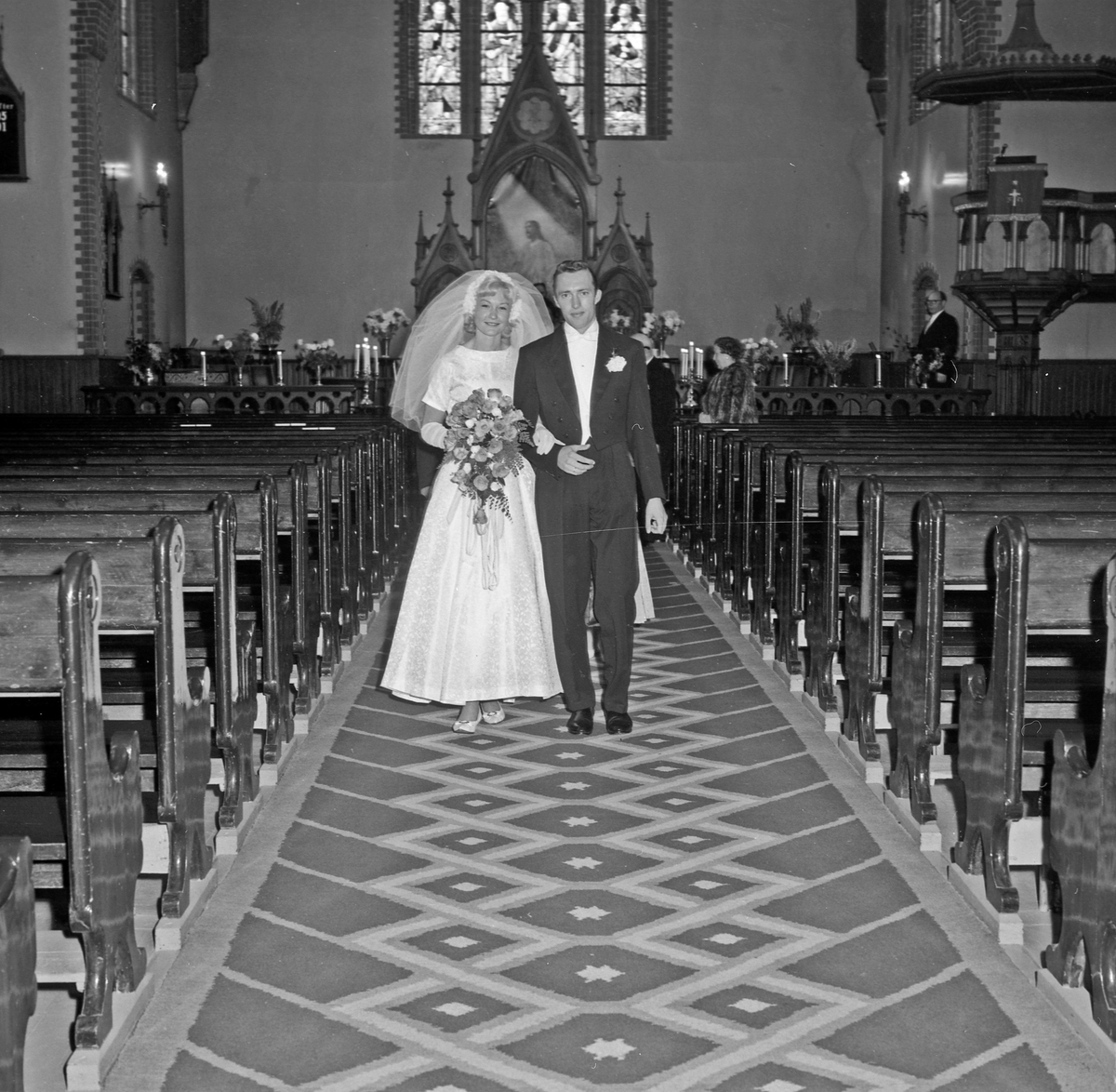 Portrett bryllup, brudeparet i kirken og med gjestene - bestiller Odland