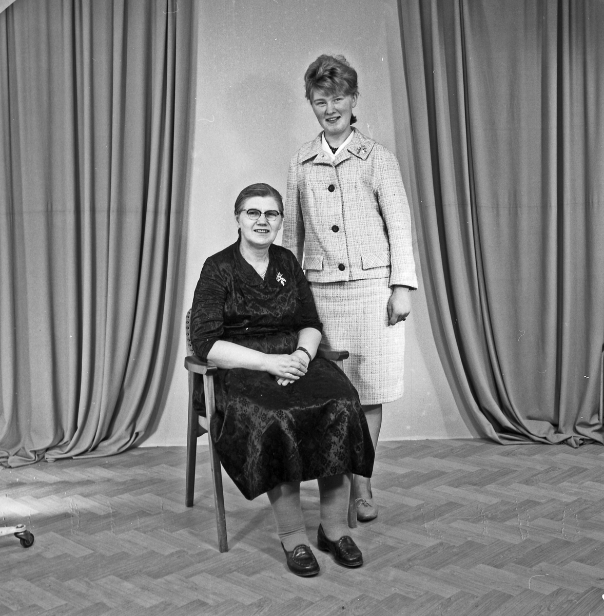 Portrett kvinne og kvinne sammen med voksen dame - bestiller Ingrid Mæland
