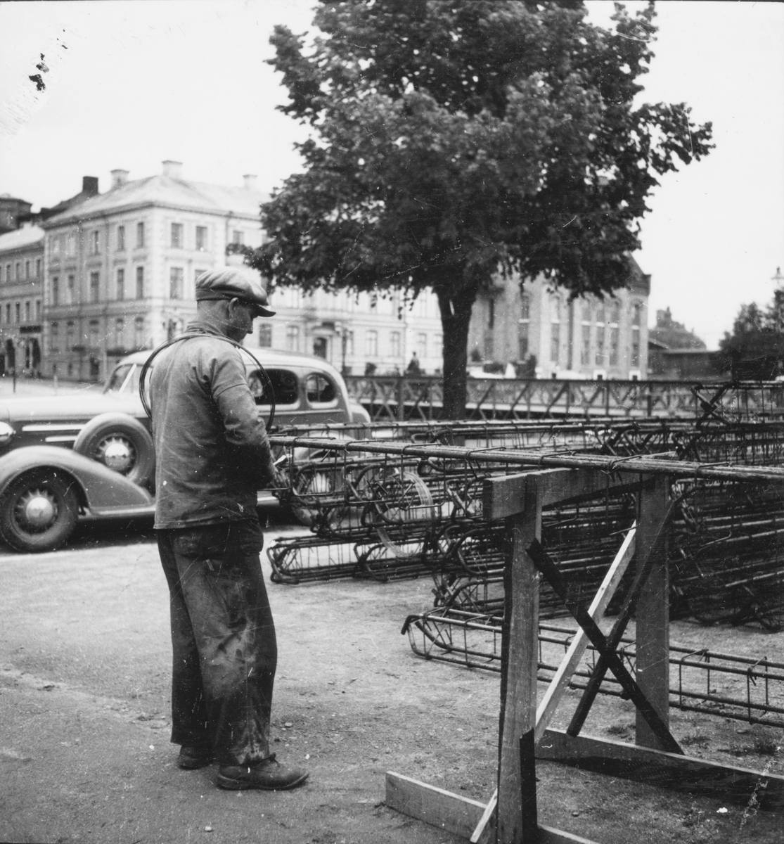 Bild tagen i arbetet med att uppföra Gävle Museum åren 1938-40. Mannen i bild ser ut att arbeta med någon typ av stålkonstruktion.