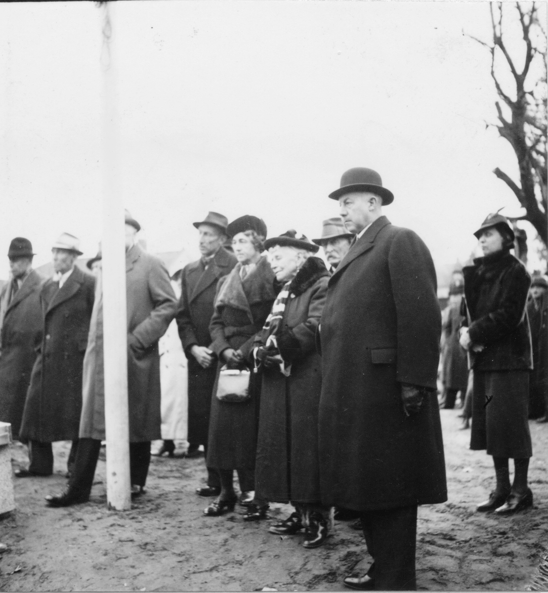 Grundstenen för Gävle Museum lägges 26 oktober 1938. Landshövding Sven Lübeck (närmast kameran) lyssnar till tal som hölls av borgmästare Nils Berlin.