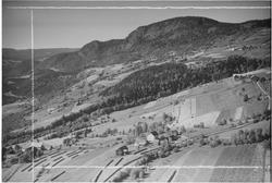 Bøbakken gård midt i bildet, 12.09.1952, Vardkampen og Skjøn