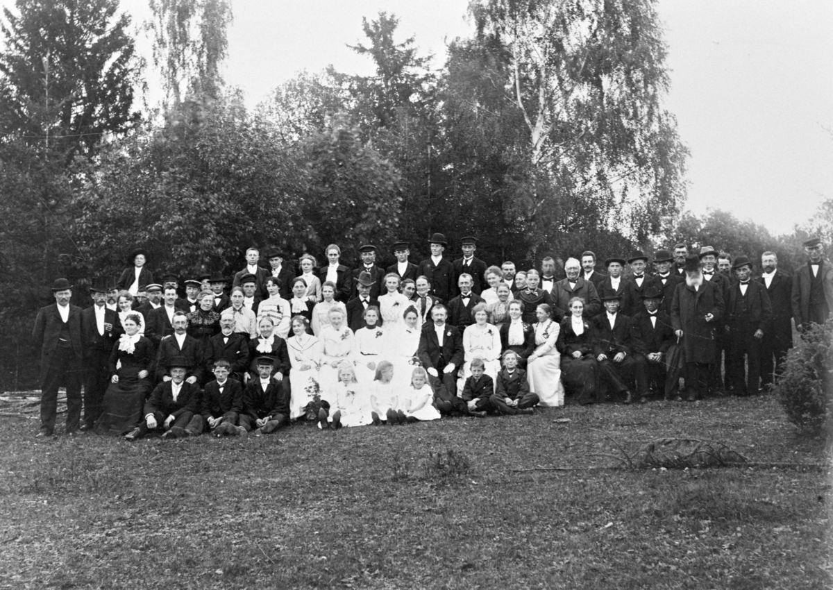 Bryllup på Øvre Sund på Helgøya i 1903.