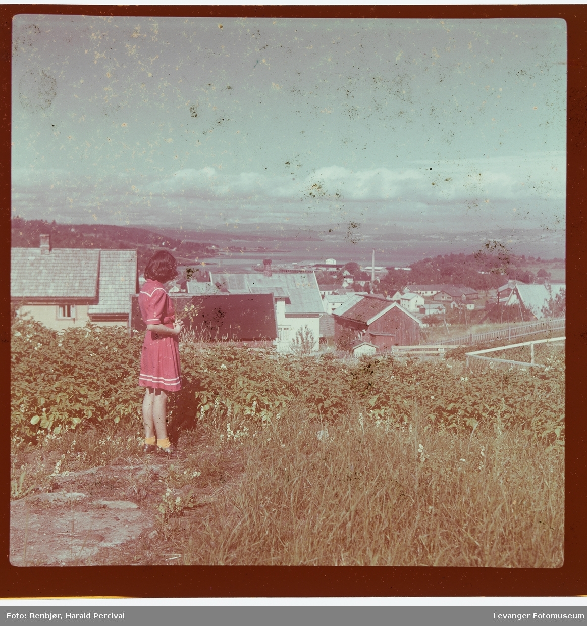 Fra Levanger, ei jente ser ut over byen.