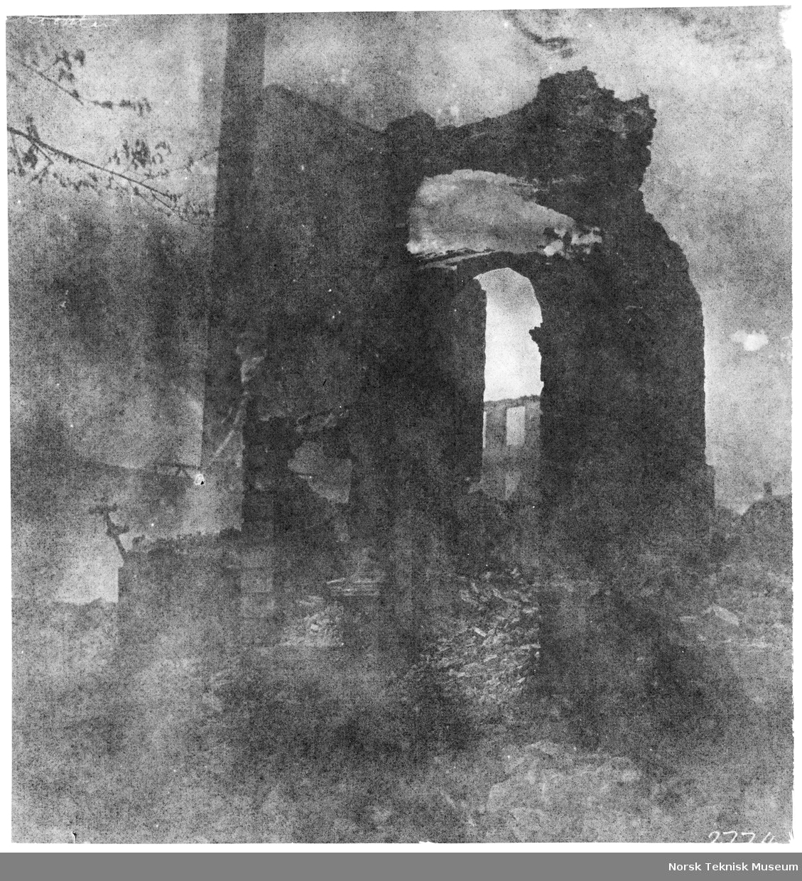 En ruin av en stor bygning i en by. Fotografiet er tatt etter en bybrann i Rotterdam i 1849 som la store deler av sentrum øde. En stående mann kan så vidt skimtes til venstre i bildet.