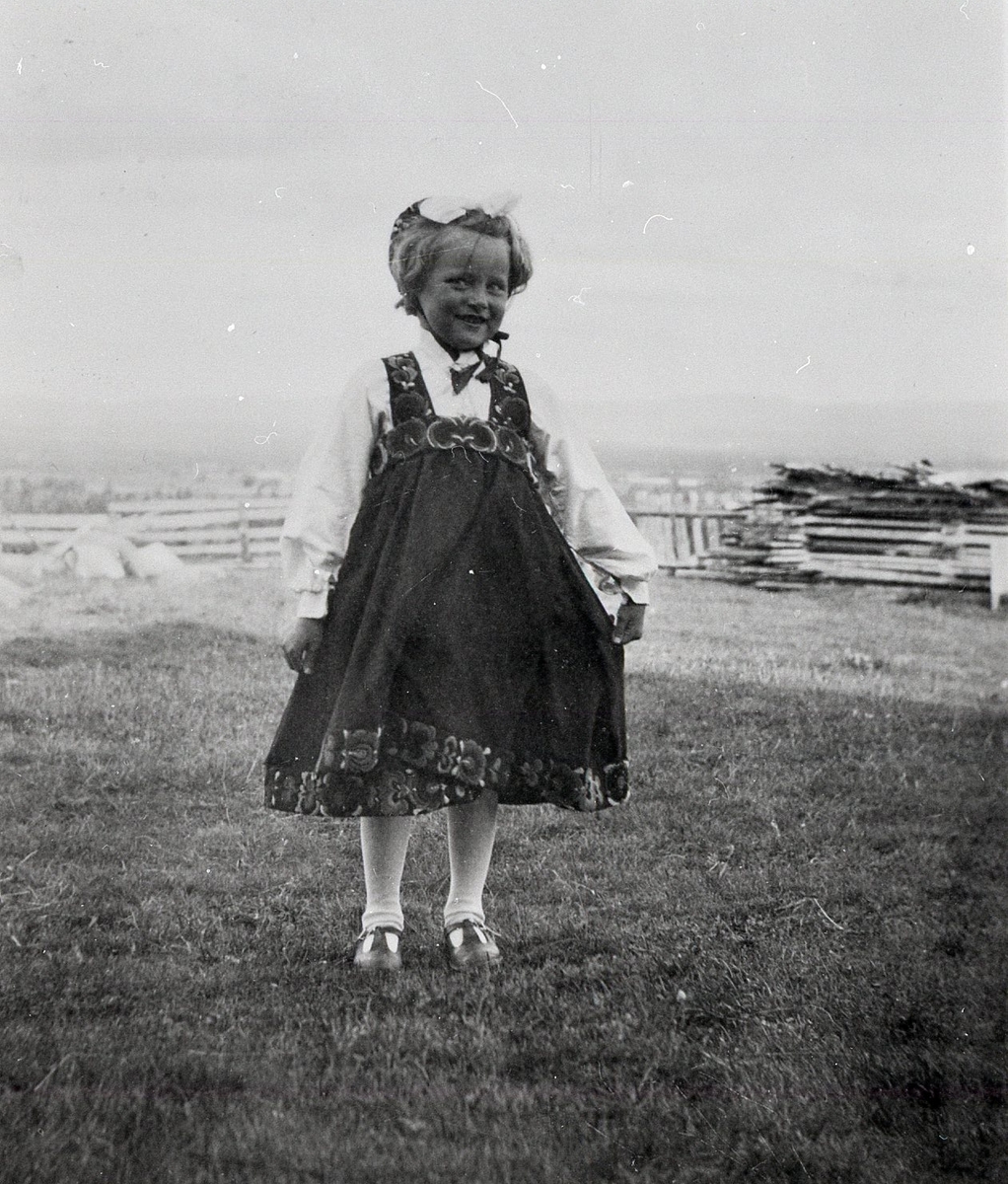 Portrett av Ingebjørg Sveinsdtr. Løstegård i,bunad.
Ingebjørg Løstegård Solhjell f.1945.