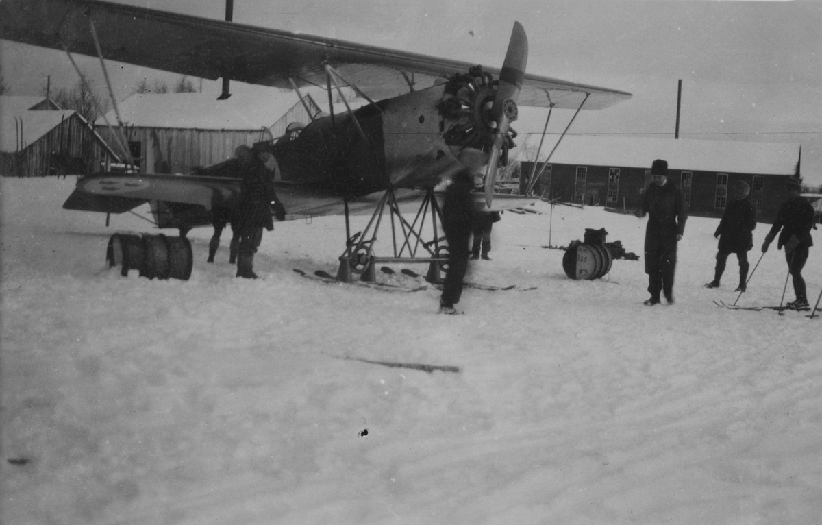 Militärer i arbete kring flygplan J 3, vintertid.