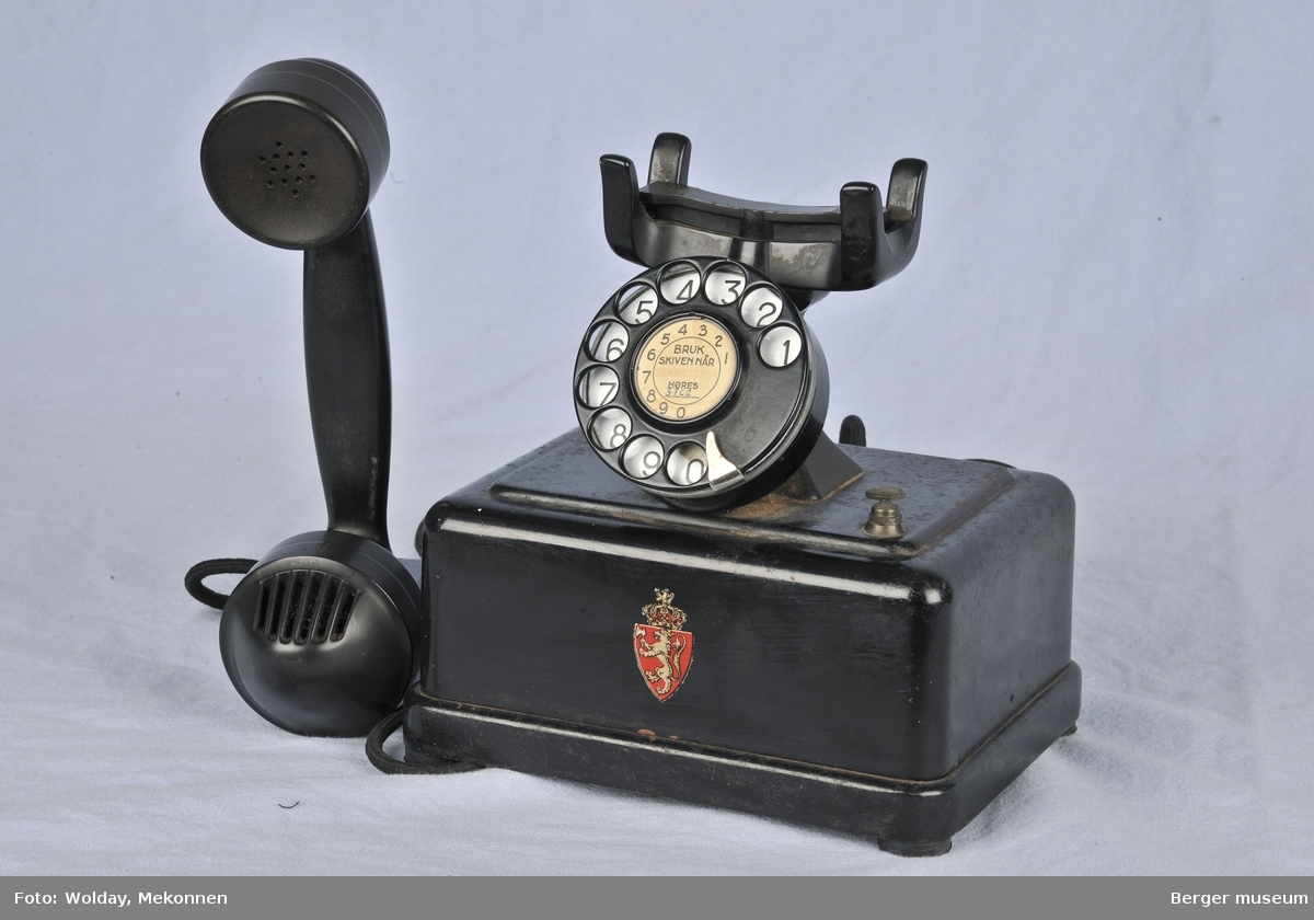 Telefonen har vanlig tallskive i motsetning til tallskiven i Oslo som hadde 9 der denne har 1 osv. Riksvåpenet er på forsiden av telefonen.