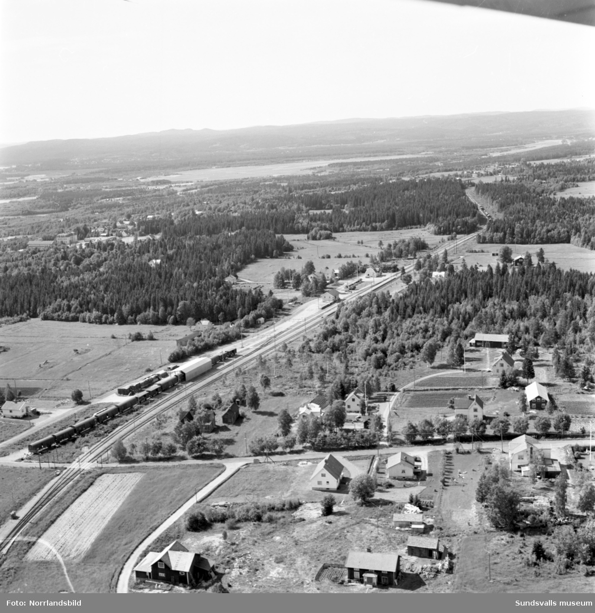 Flygfoton över främst de norra delarna av Söråker, vid Ala och Duved. Söråkers järnvägsstation, Ala skola, Söråkers herrgård och trädgårdsskola.