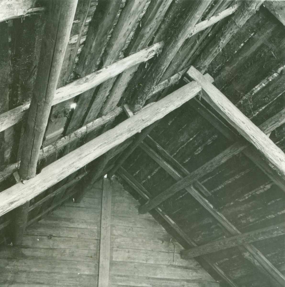 Detalj av takkonstruktionen i en ekonomibyggnad. Flyttad till hembygdsgården 1953 av Karlslunda Hembygdsförening.