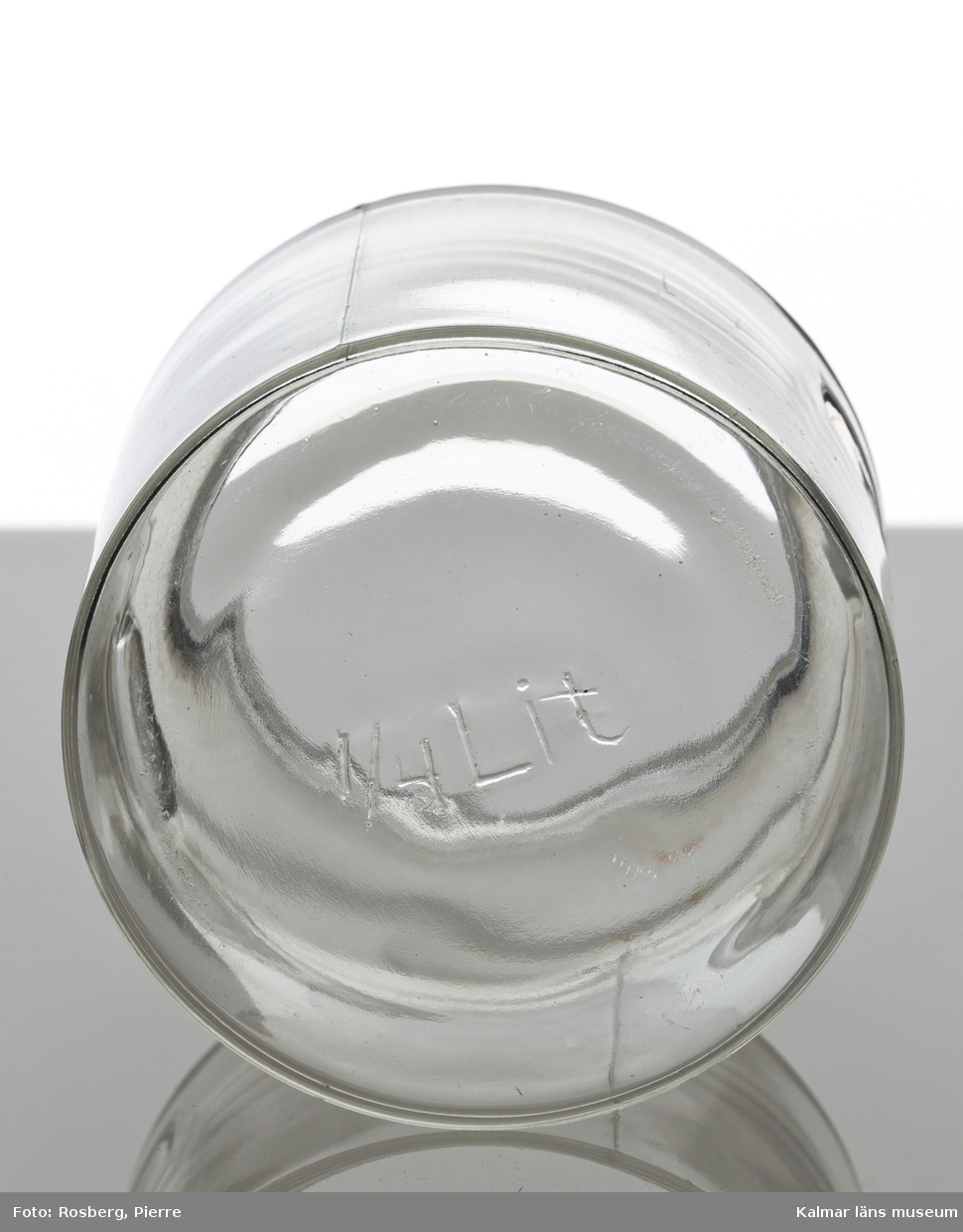 KLM28912, Konserveringsglas, av glas. Volym, 1/4 liter. Konservglas rak modell med lock. På locket märkt, KOSTA. I botten märkt, 1/4 lit.