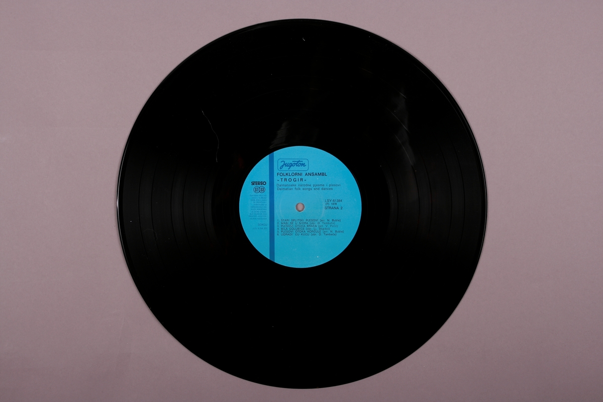 Grammofonplate i svart vinyl og plateomslag i papp. Plata ligger i en plastlomme. På baksiden av omslaget er det skrevet en kort tekst med blå penn, datert Trondheim, 9.5.1982.