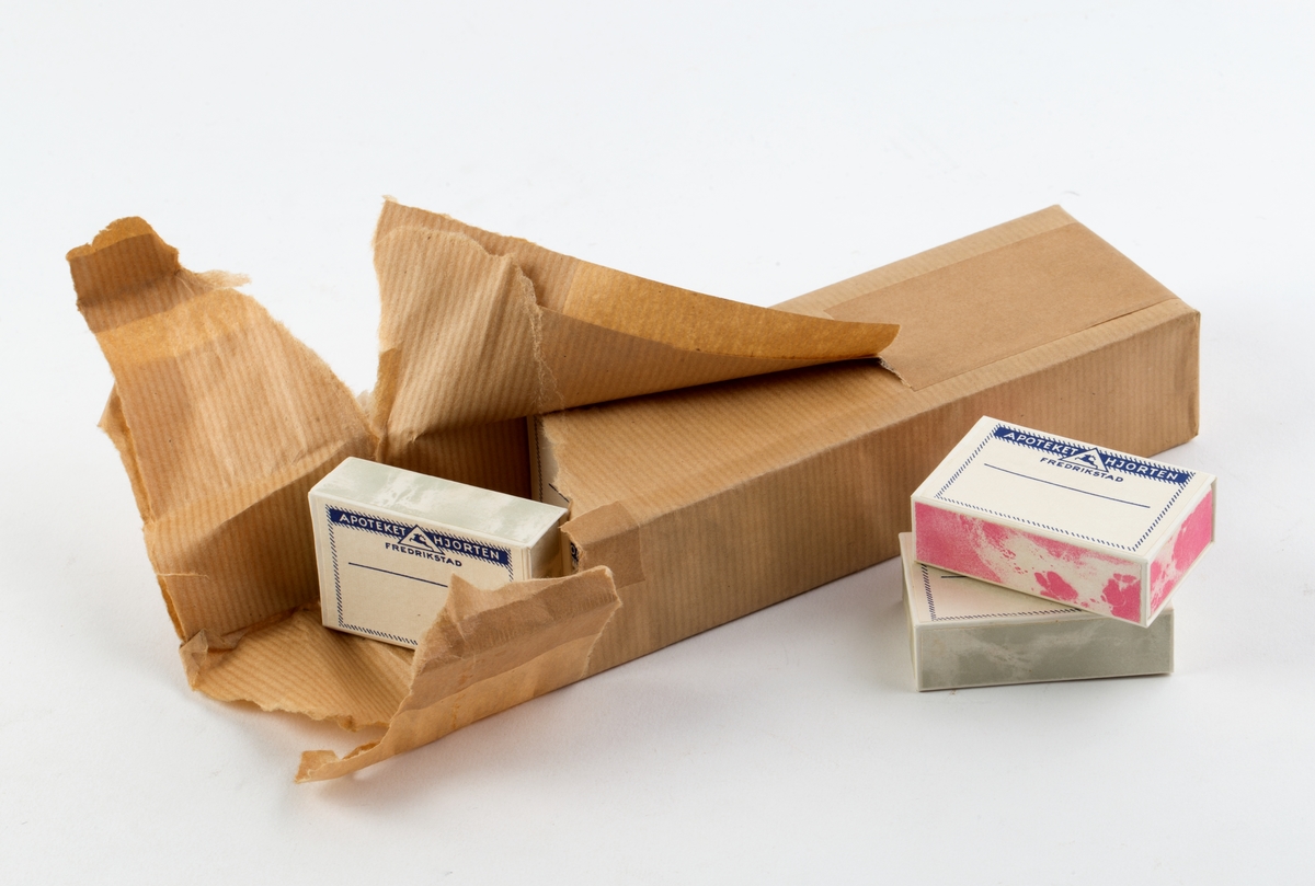Åpnet engrospakning som inneholder 24 pulveresker, en av disse er løs. Skyveesker med etikett på oversiden.
