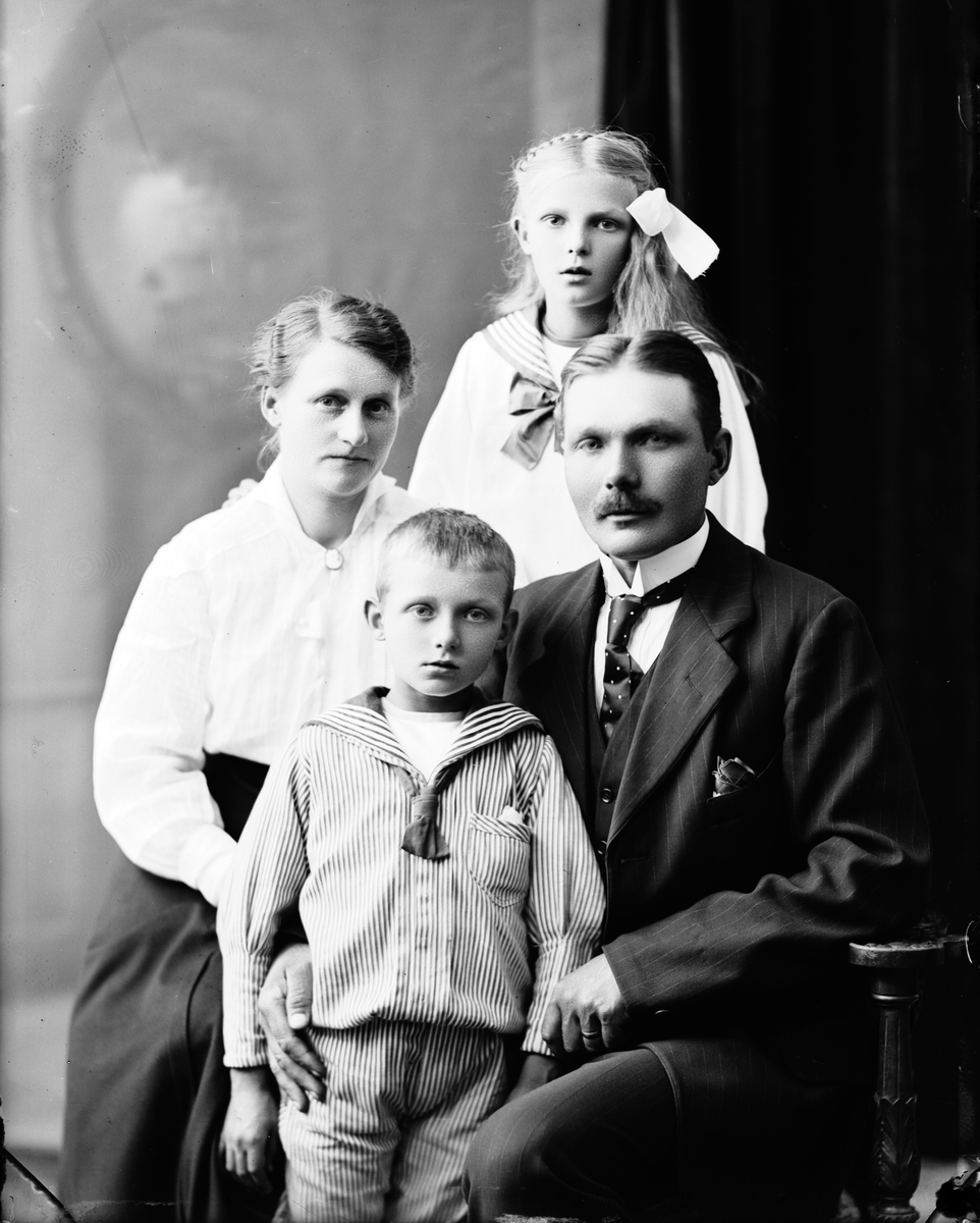 Pagart C. med familj, Norra Centralgatan 19. Juli 1917





