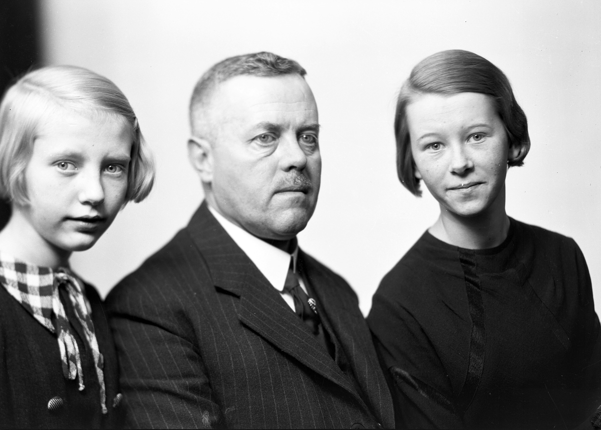 Herr Davidsson med två döttrar.