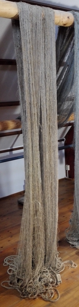 Lyst torskegarn i bomull, frå ca 1910. Maskestørrelse 14,5 cm (frå hjørne til hjørne). Manglar flyte- og synkeelement.
Merka med to firkanta treklossar innsvidd "O. STENSUND SULEN"