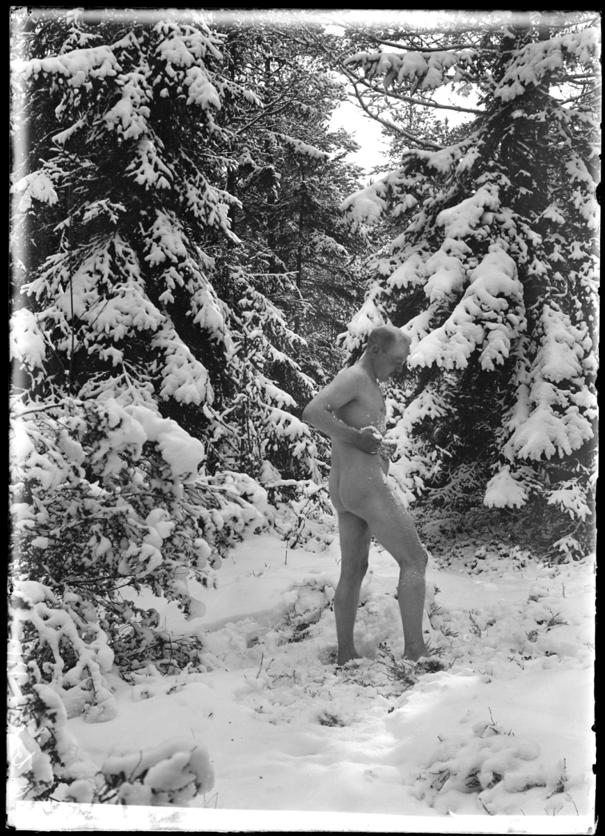 Nakenbadare i snön, naken man.Litograf A.G. Andersson, Stortorget 18, Örebro.