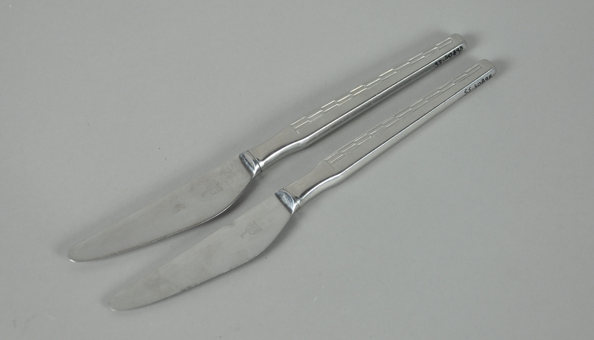 To bordkniver med rektangulære mønster på håndtak.