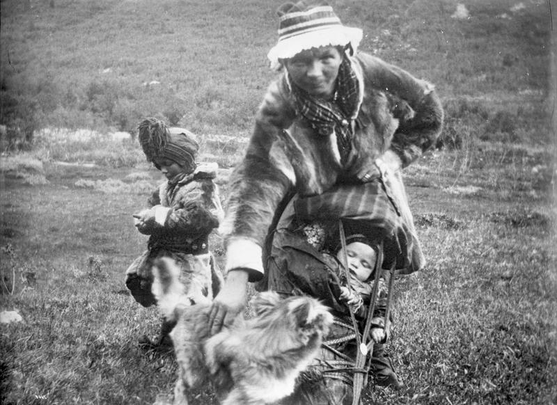 Samisk kvinne med to barn, ca. 1900. (Foto/Photo)
