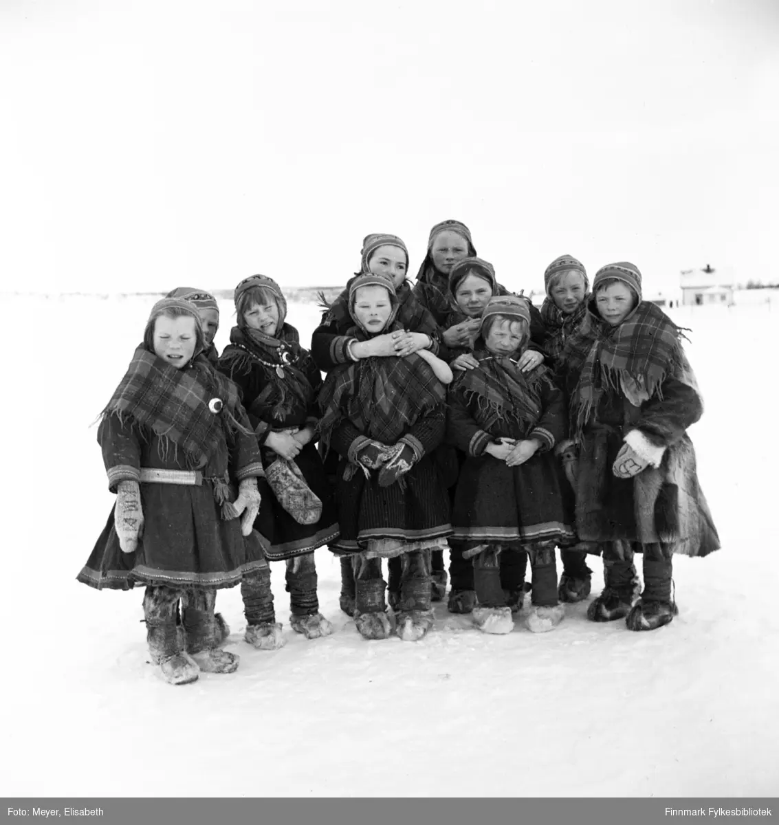 Skolejenter ved Kautokeino Skoleinternat. Fra venstre: Risten Ravdna Johannesdatter Gaup, Ellen Persdatter Gaup, Marit Persdatter Gaup og Anne Henriksdatter Buljo. De andre jentene har vi ikke fått navn på.  Fotografert i Kautokeino påsketider 1940.