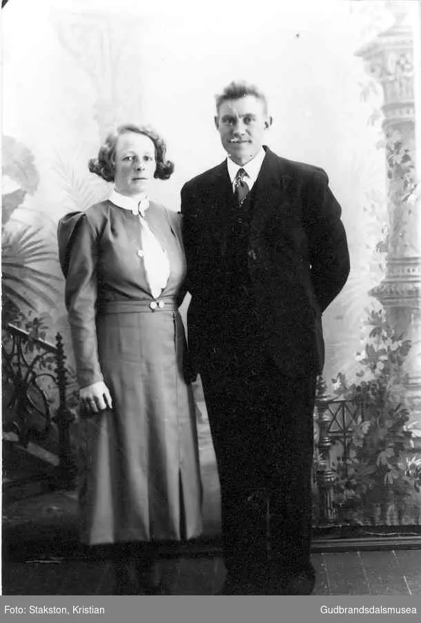 Brudeparet Amund Bakken (f. 1904) og Eline Bakken (f. Kveen 1913)