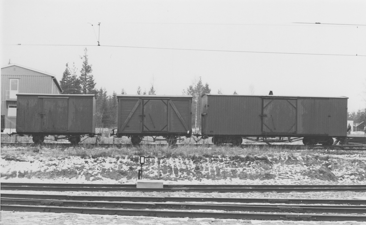 Tre av museumsbanen Urskog-Hølandsbanens godsvogner på Sørumsand Verksteds område på Sørumsand stasjon.