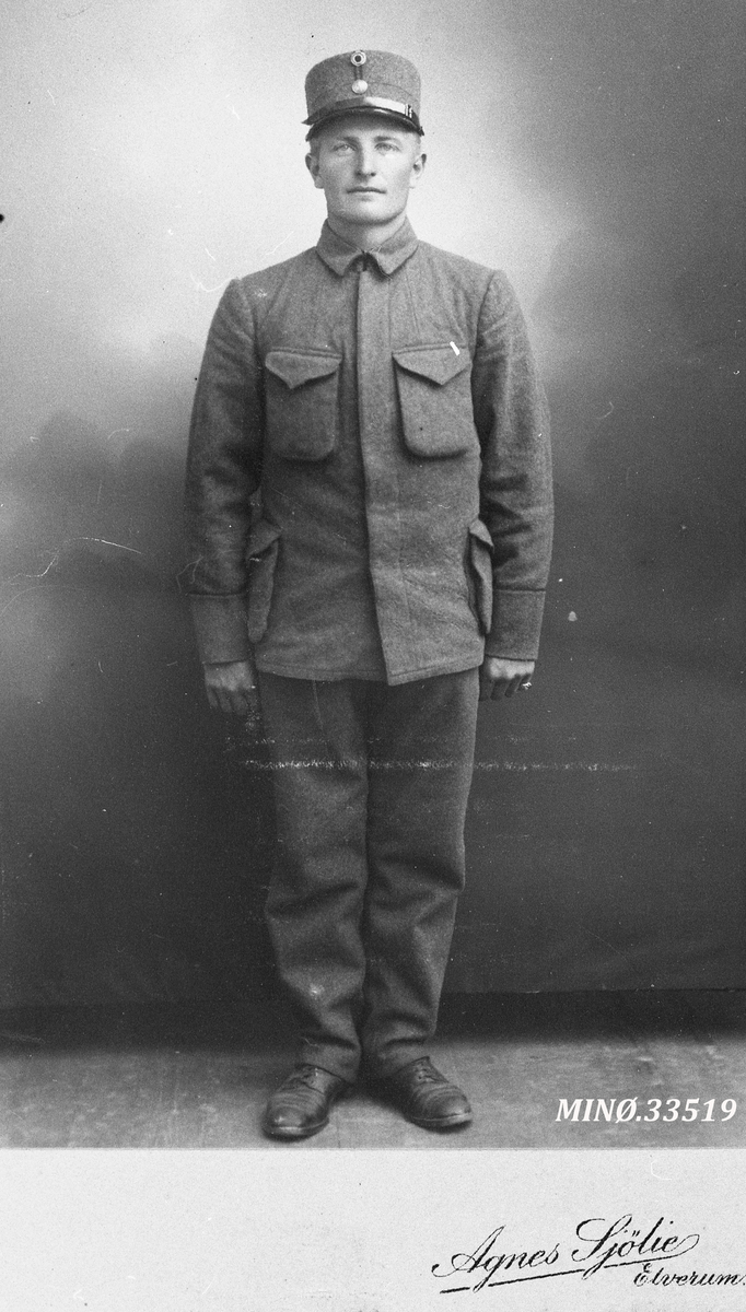 Portrett av ung mann i uniform - Nils Myren