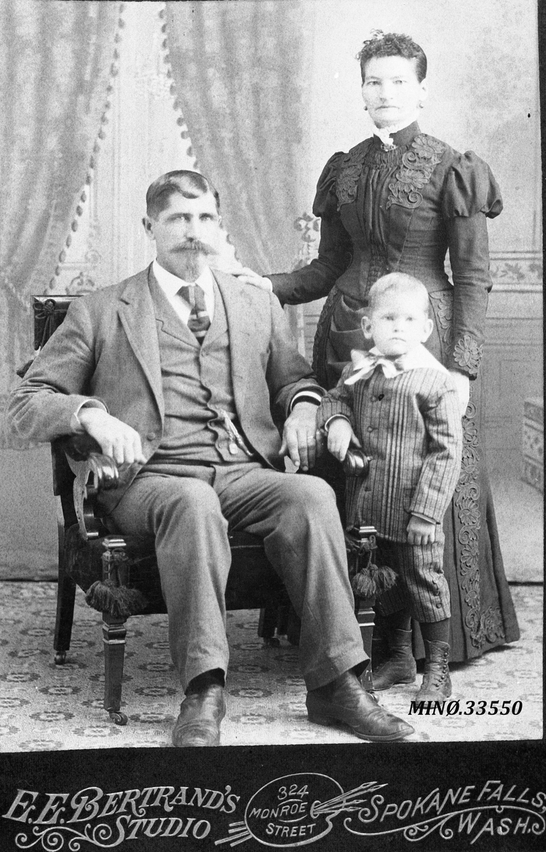Portrett av liten familie - John Myren 1895
