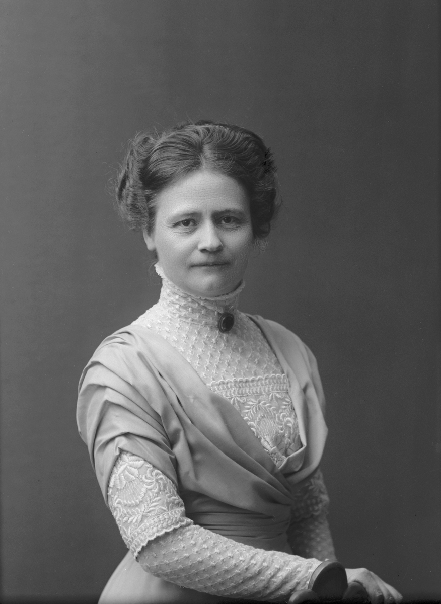 Porträtt från fotografen Maria Teschs ateljé i Linköping. 1911. Beställare: Lönngren.