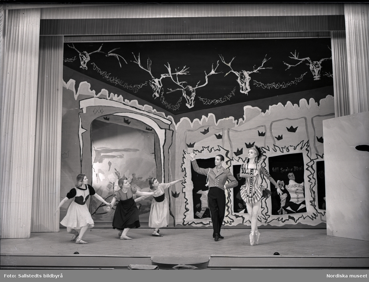 Cullbergbaletten på Södra Teatern, Riksteatern. Elsa-Marianne von Rosen och Julius Mengarelli dansar i "Fröken Julie" tillsammans med tre dansare.