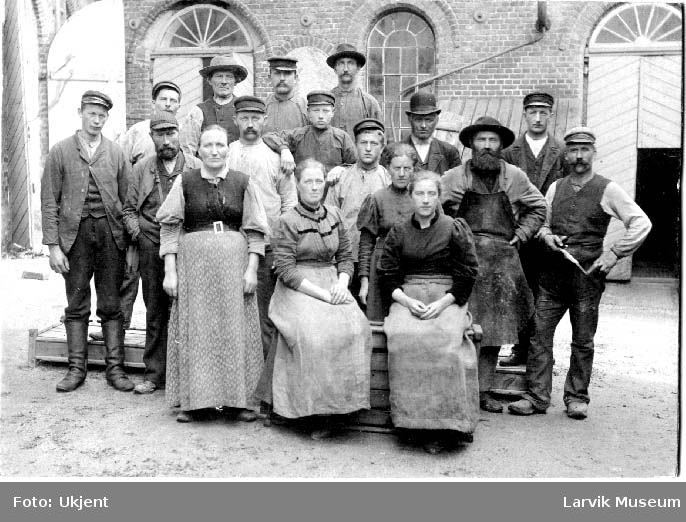 Foran Larviks bryggerier. Arbeidere, kvinner, menn, gutter.