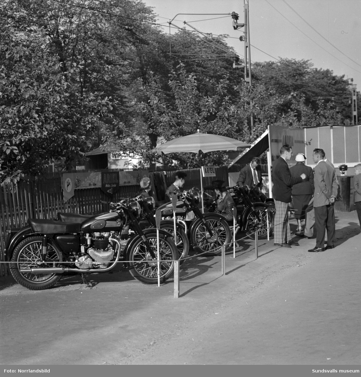 Ariel motorcyklar visas vid Sundsvallsutställningen 1954.