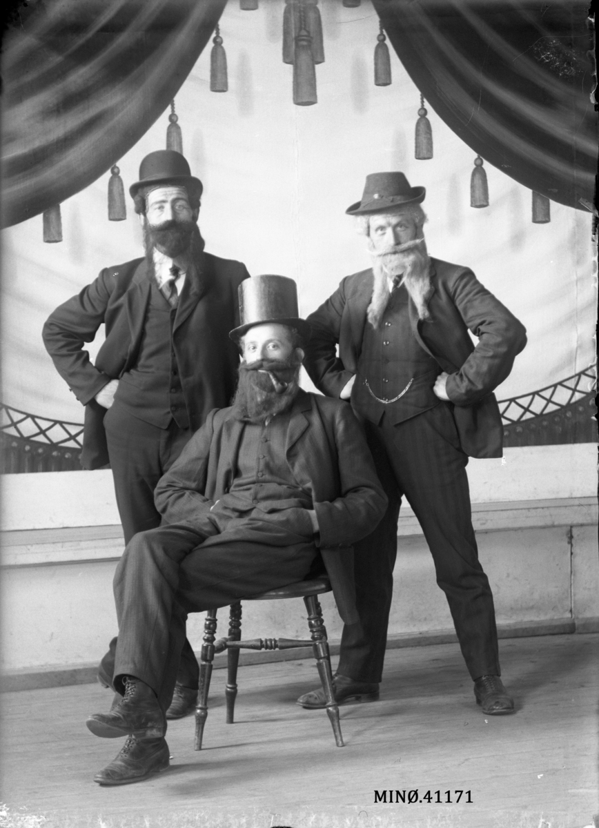 Portrett av tre menn utkledd med skjegg. Holberg, Haugen og Hegbom