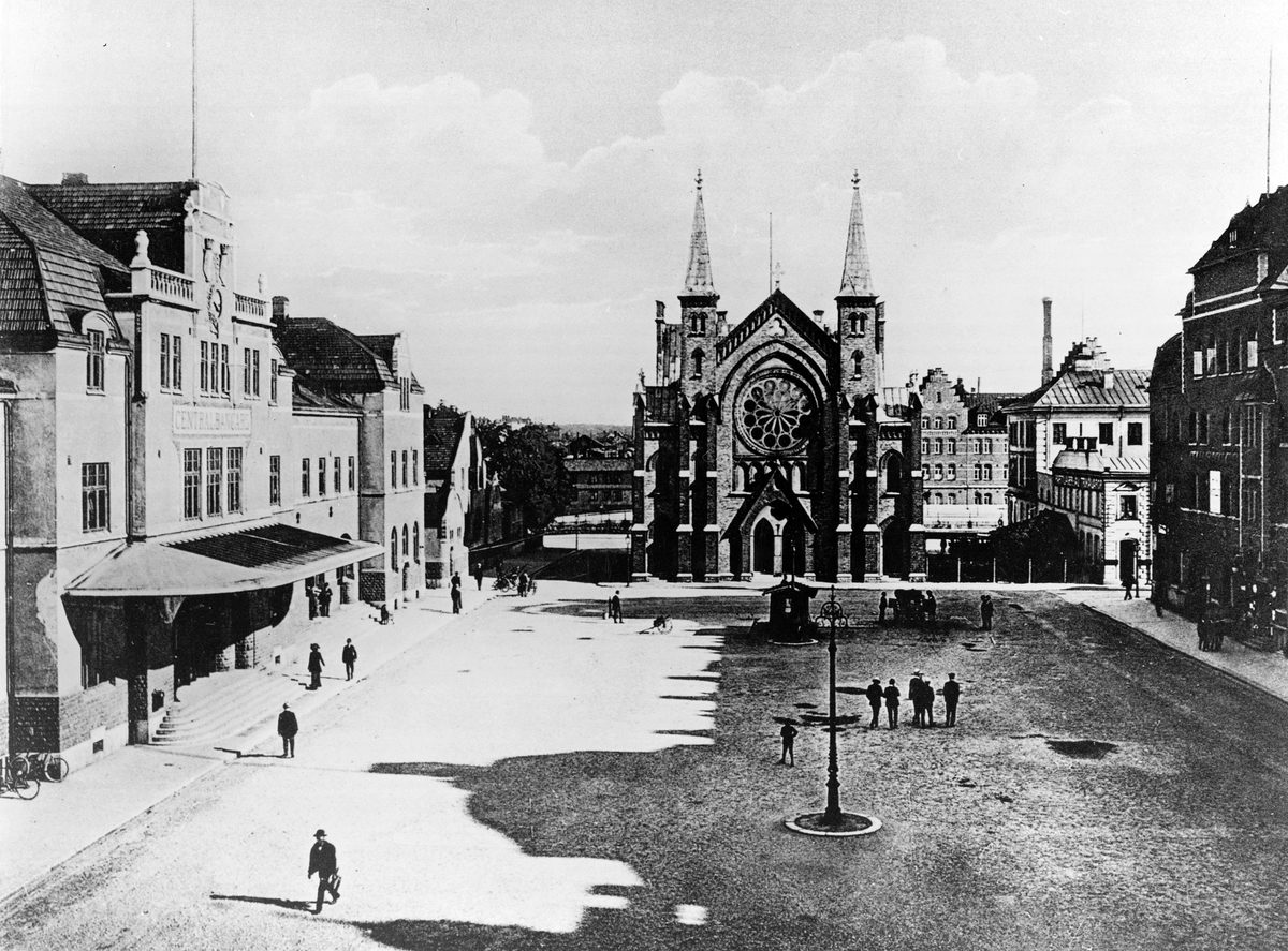 Gävle stad – Norr.
Centralplan på 1910-talet. Till vänster Centralstationen, till höger Centralpalatset och i fonden Sjömanskyrkan. Strax till höger om Sjömanskyrkan skymtar Murénska badhuset på andra sidan ån.