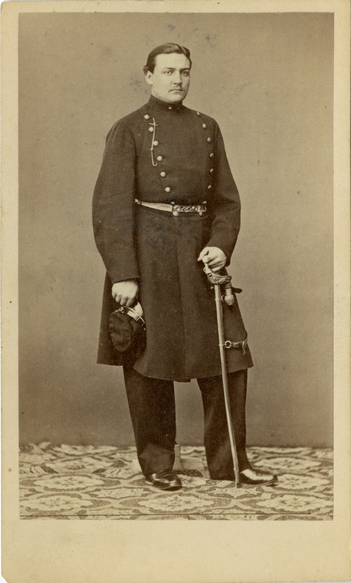 Porträtt av Johan Gustaf Philip Marc Jennings, underlöjtnant vid Upplands regemente I 8.

Se även bild AMA.0009432 och AMA.0009573.