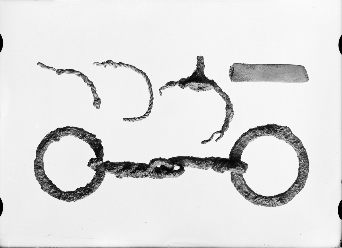 "Betsel, fragment av bronssmycke och bryne" funna vid Ullbro, Tillinge socken